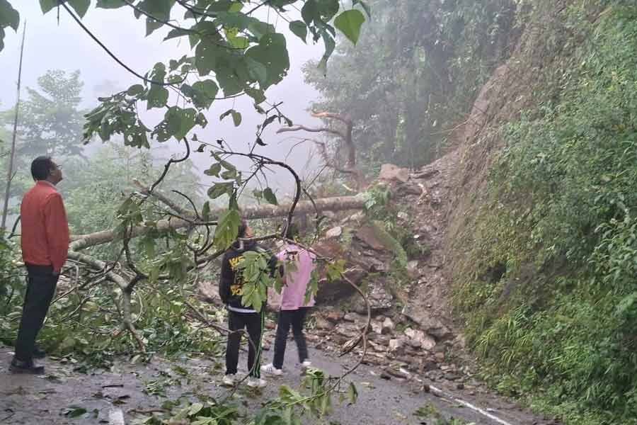 বৃষ্টি কমলেও জাতীয় সড়কে নতুন করে ভূমিধস, শিলিগুড়ি-সিকিম যোগাযোগে তীব্র যানজট