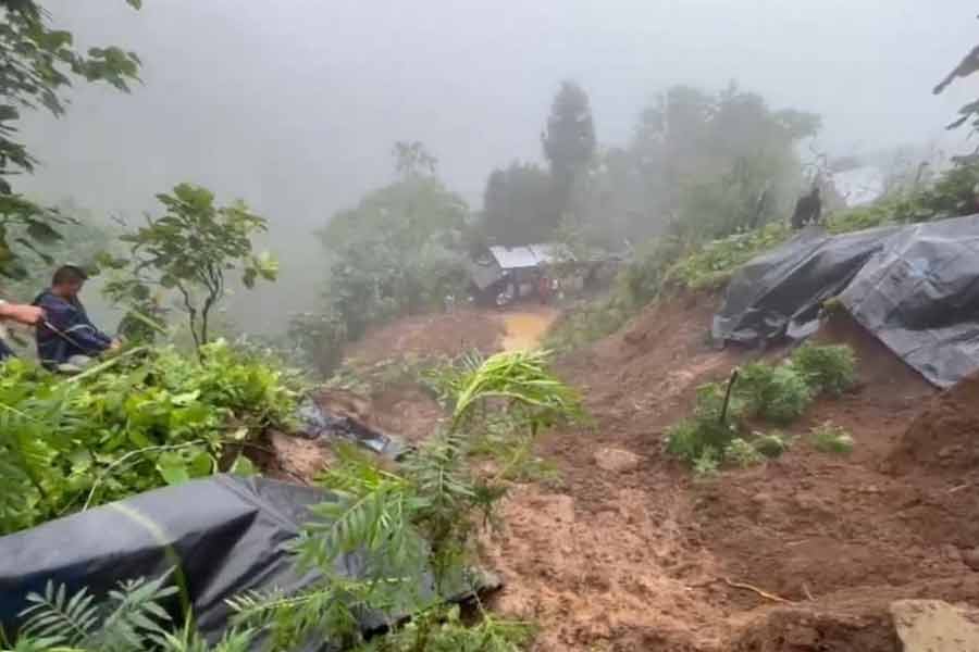 ভারী বৃষ্টিতে দার্জিলিংয়ে ভূমিধসে ক্ষতিগ্রস্ত একাধিক বাড়ি, জারি কমলা সতর্কতা