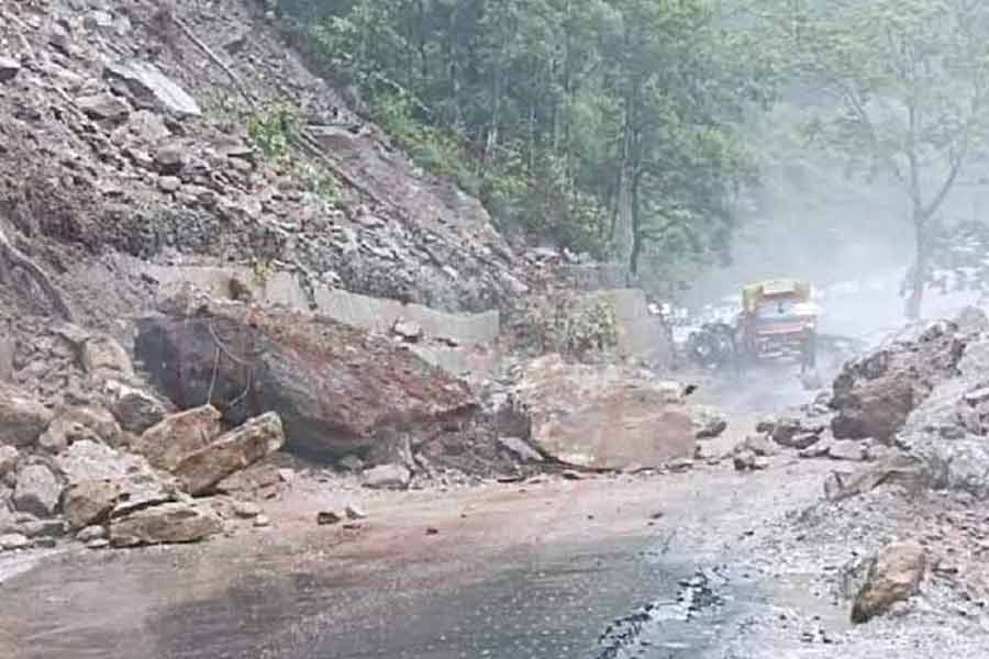 পাহাড়ে ভারী বর্ষণ, ফের ভূমিধসে বন্ধ শিলিগুড়ি-সিকিম ১০ নম্বর জাতীয় সড়ক