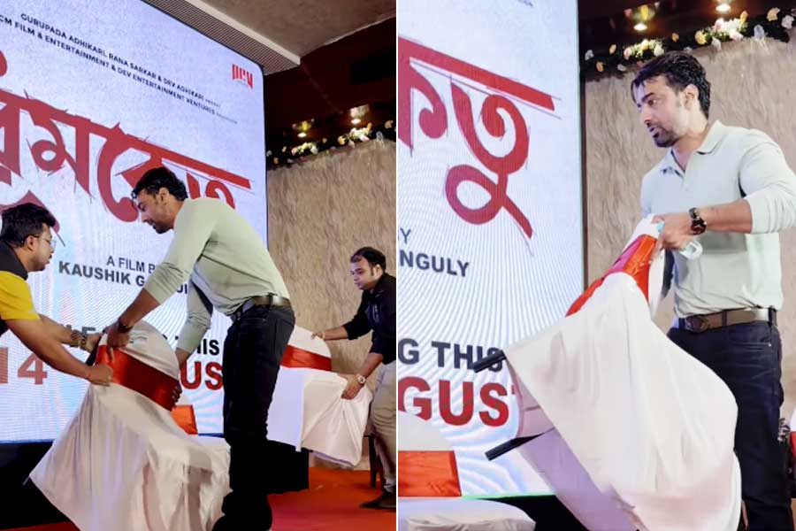 মঞ্চে চেয়ার সাজাচ্ছেন খোদ দেব, সুপারস্টার যেন ‘আমআদমি’, ভাইরাল ভিডিও