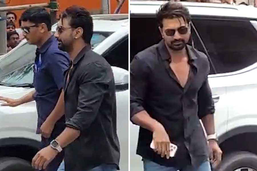 একুশের মঞ্চে উপস্থিত থাকতে স্কটল্যান্ড থেকে কলকাতায় দেব, শহিদ স্মরণে তারকা সমাবেশ