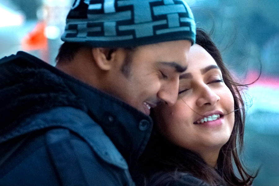 ‘গানে গানে’ দেব-শুভশ্রীর রোম্যান্স! ‘ধূমকেতু’র প্রথম গানের টিজারেই ধামাকা