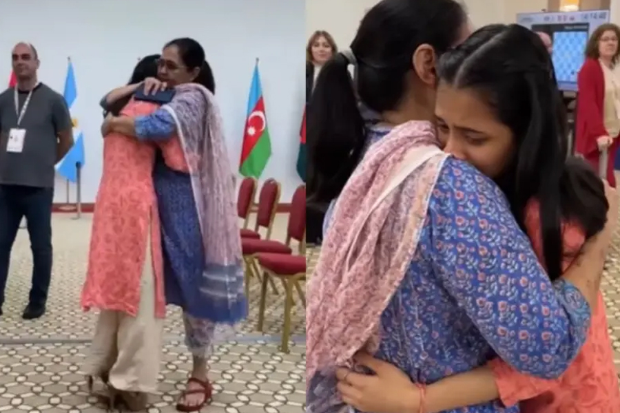 বিশ্বচ্যাম্পিয়ন হয়েই হাউহাউ কান্না, ছুটে মা’কে জড়িয়ে ধরলেন দিব্যা, আবেগঘন ভিডিও ভাইরাল