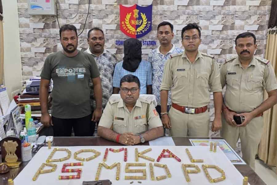 অভিযানে মিলল সাফল্য, ডোমকলে ১০২ রাউন্ড কার্তুজ-অস্ত্র উদ্ধার! গ্রেপ্তার পাচারকারী