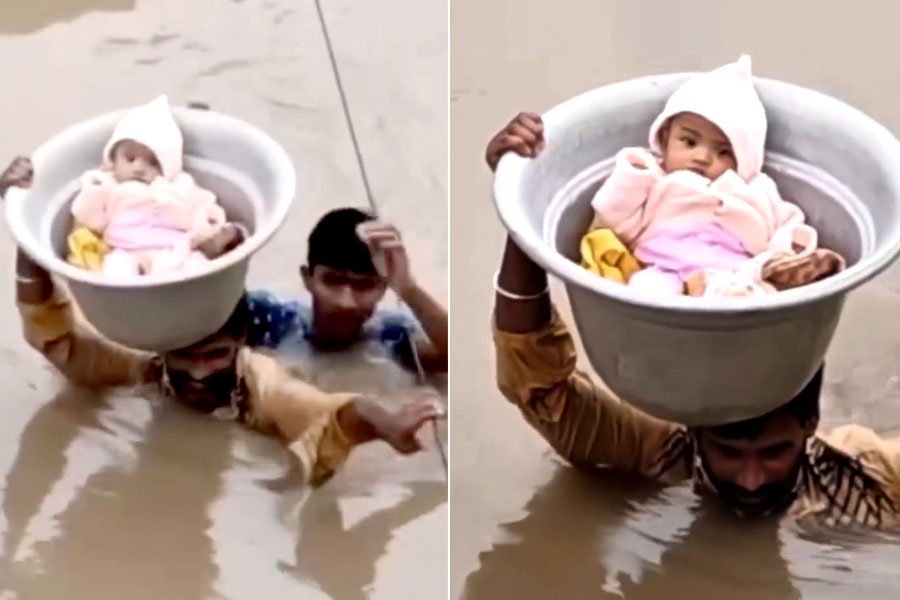 গলাজলে সন্তানকে মাথায় নিয়ে বাবা, ভিডিও দেখে মুগ্ধ নেটপাড়া বলছে, ‘কলিযুগের বসুদেব’