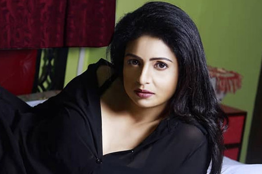 ‘রক্ষিতার জন্য লাখ লাখ টাকা ওড়ায়’, কন্যার ‘বঞ্চনা’ নিয়ে শামিকে তুলোধোনা হাসিনের