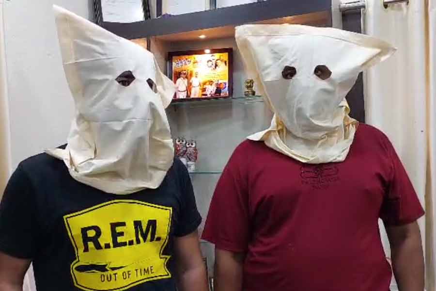 ‘পাত্রী চাই’ অনলাইন বিজ্ঞাপনে ভুয়ো পরিচয়ে ঘনিষ্ঠতা, ‘প্রতারকে’র ফাঁদে ৪২ লক্ষ টাকা খোয়ালেন তরুণী