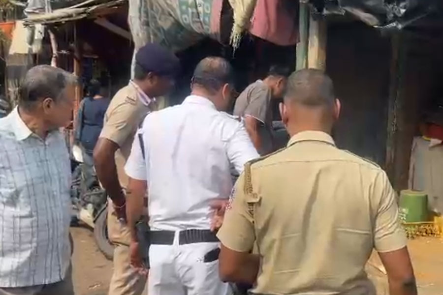 তরুণীর গায়ে ঝাঁপ! হিন্দমোটর স্টেশনের সামনে ‘শ্লীলতাহানি’, যুবককে গণধোলাই দিয়ে জুতোর মালা পরালেন যাত্রীরা