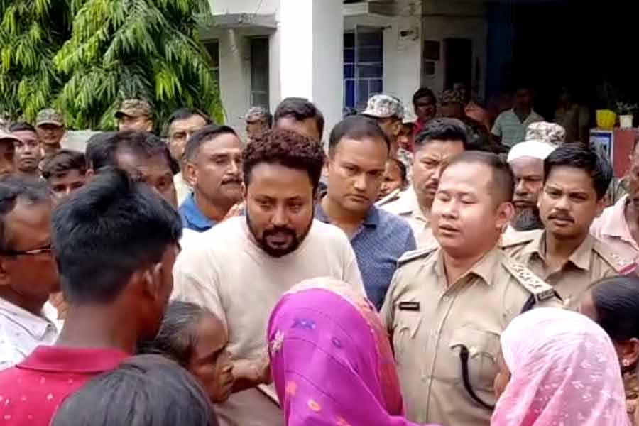 তরুণীকে উত্যক্ত করার প্রতিবাদে পরিবারের সদস্যদের এলোপাথাড়ি কোপ! চাঞ্চল্য ধূপগুড়িতে