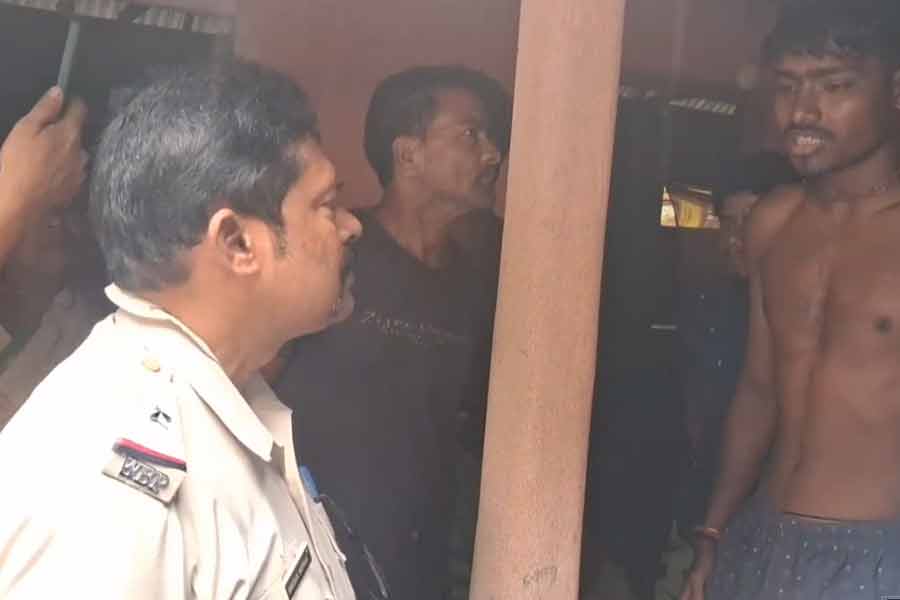 সন্দেহের বশে স্ত্রীকে খুন করে আত্মঘাতী স্বামী? জোড়া মৃতদেহ উদ্ধার জলপাইগুড়িতে
