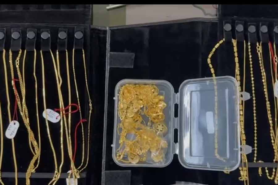ঝাড়খণ্ডের দুষ্কৃতীদের এক কিমি তাড়া করে ধরল ঝাড়গ্রাম পুলিশ, উদ্ধার ২ কোটি টাকার সোনার গয়না