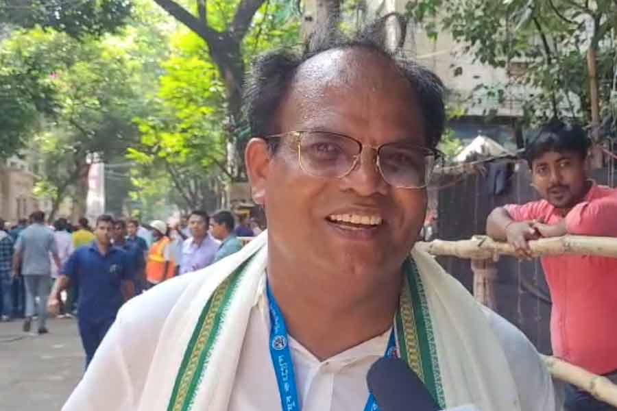 ‘এখানে সম্মান পাচ্ছি’, ধর্মতলার শহিদ সমাবেশে যোগ দিয়ে বিজেপিকে বিঁধলেন জন বার্লা