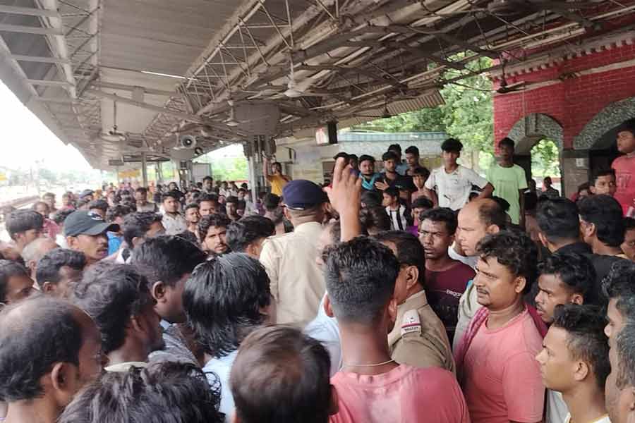 রেলের সিভিক ভলান্টিয়ারের ‘দাদাগিরি’তে কাটা গেল যুবকের হাতের আঙুল! উত্তেজনা কালনায়