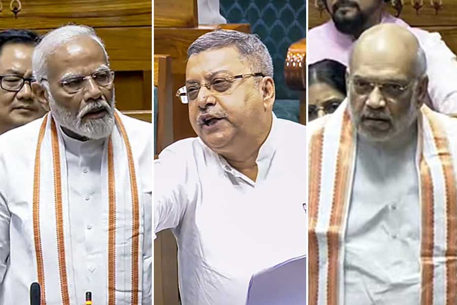 ‘কার চাপে মাঝপথে থামল অপারেশন সিঁদুর?’, সংসদে মোদি-শাহকে বিঁধলেন কল্যাণ