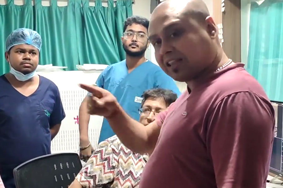 হাসপাতালে কৌস্তভের দাদাগিরি, ডাক্তারদের হুমকি বিজেপি নেতার! মুখ্যসচিবের কাছে অভিযোগ
