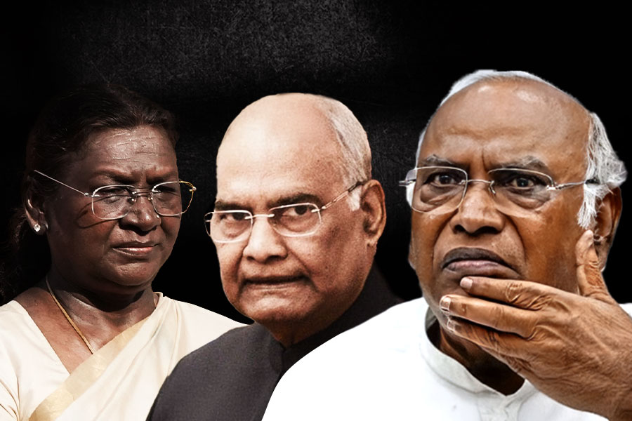 মুর্মু হলেন ‘মুর্মা জি’, কোবিন্দ হলেন ‘কোভিড’, খাড়গের উচ্চারণ বিভ্রাটে খেপে লাল বিজেপি