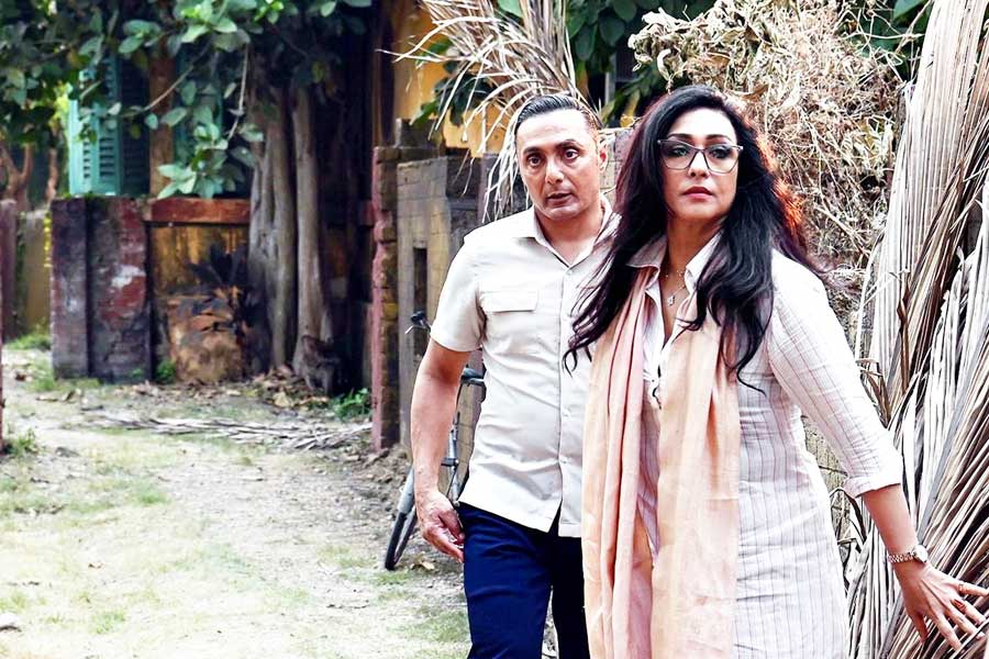 খুন, ছাত্র রাজনীতি, ‘আবোল তাবোল’-এর মোড়কে কেমন হল ঋতুপর্ণার ‘ম্যাডাম সেনগুপ্ত’? পড়ুন রিভিউ