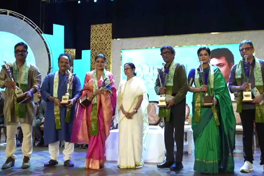 বাংলা সিনেমায় বিশেষ অবদানের জন্য ‘মহানায়ক’ সম্মানে ভূষিত গার্গী-গৌতম-ইমন