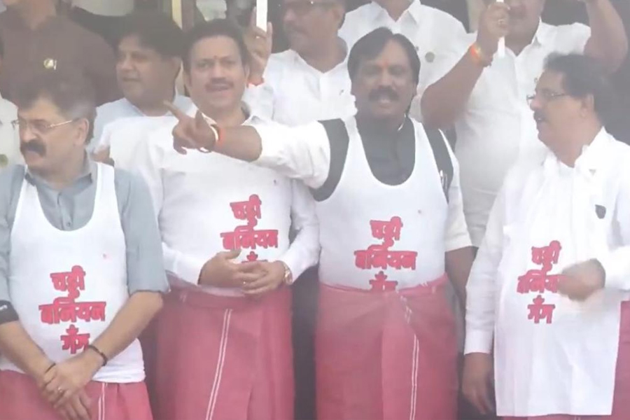 পরনে তোয়ালে আর গেঞ্জি! ‘গুন্ডা’ শিব সেনা বিধায়কের বিরুদ্ধে অভিনব প্রতিবাদ মহারাষ্ট্র বিধানসভায়