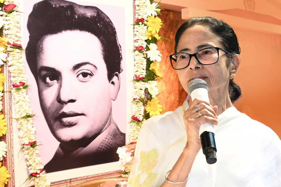 বাংলা সিনেমা-সিরিয়ালে হিন্দি গান নয়, ‘মহানায়ক’ সম্মানের অনুষ্ঠানেও বাঙালি অস্মিতায় শান মুখ্যমন্ত্রীর