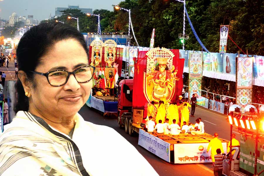 এবার কবে দুর্গাপুজো কার্নিভাল? দিন ঘোষণা মমতার, ভিড় সামলাতে দিলেন সুরক্ষাবার্তা