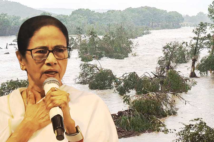 না জানিয়ে জল ছাড়ছে ডিভিসি! প্লাবনে ‘ক্ষুব্ধ’ মমতা বললেন, ‘প্রধানমন্ত্রীকে বলেও কাজ হয়নি’