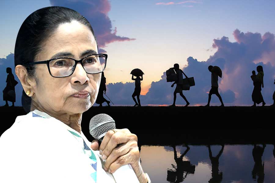 রাজ্যের ২২ লক্ষ পরিযায়ীকে ফেরানোর নির্দেশ মমতার, বাঙালি ‘হেনস্তা’ রুখতে বড় পদক্ষেপ