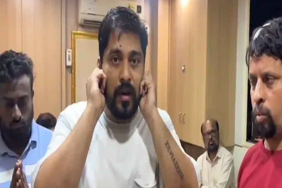মারাঠি না জানার অপরাধ! কান ধরে ওঠবোস করালেন শিব সেনা নেতা, তুঙ্গে বিতর্ক