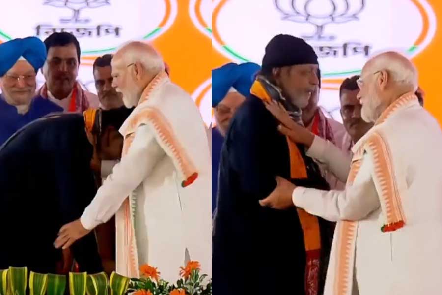 মোদির পায়ে হাত ‘মহাগুরু’র, ‘জাত গোখরো’র পিঠ চাপড়ে দিলেন প্রধানমন্ত্রী