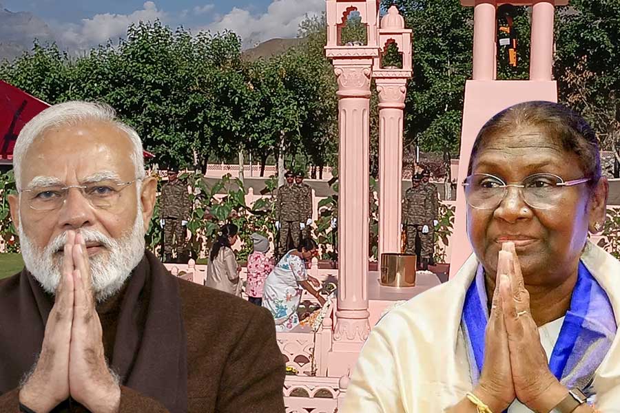 ‘সেনাদের শৌর্যবীর্যের ইতিহাস মনে করায় কারগিল বিজয় দিবস’, শহিদদের শ্রদ্ধাজ্ঞাপন মোদি-মুর্মুর