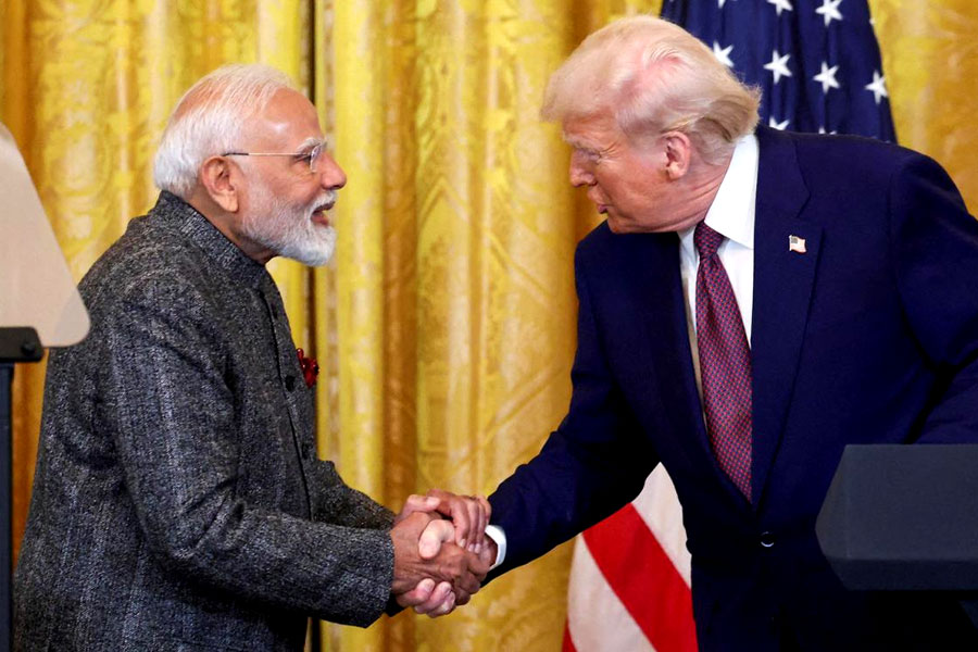 শুল্কসংঘাত পেরিয়ে নতুন সম্পর্কের সূচনা, ৪৮ ঘণ্টার মধ্যেই ভারত-আমেরিকার অন্তবর্তী বাণিজ্যচুক্তির সম্ভাবনা