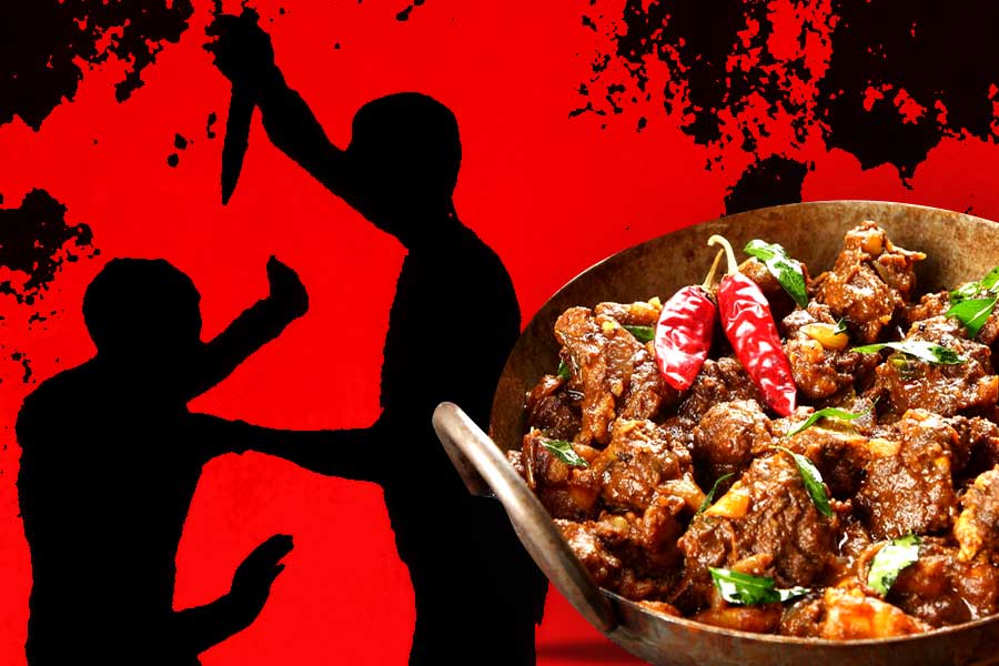বিয়ের অনুষ্ঠানে খাবার পাতে অতিরিক্ত মাংস চাওয়ার ‘অপরাধ’, বন্ধুকে কুপিয়ে খুন যুবকের!