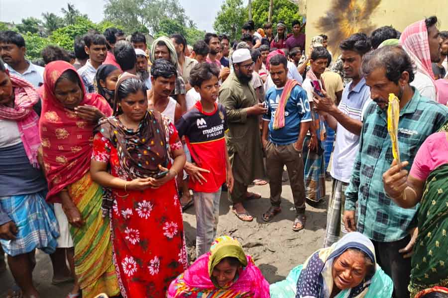 জমি বিবাদের জেরে নওদায় বোমাবাজিতে মৃত্যু, দেহ ঘিরে বিক্ষোভ স্থানীয়দের
