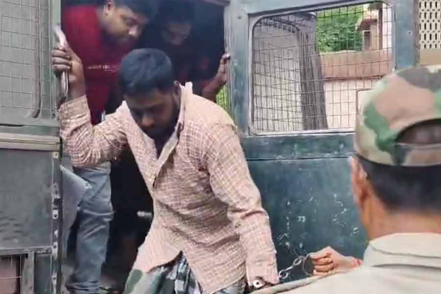 ঝগড়ার মাঝেই স্ত্রীকে গুলি করে খুন! পালিয়েও শেষরক্ষা হল না স্বামীর