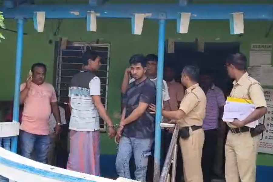 সীমান্ত পেরিয়ে ভুয়ো পরিচয়পত্র বানিয়ে বাস, নদিয়ায় গ্রেপ্তার বাংলাদেশি অনুপ্রবেশকারী
