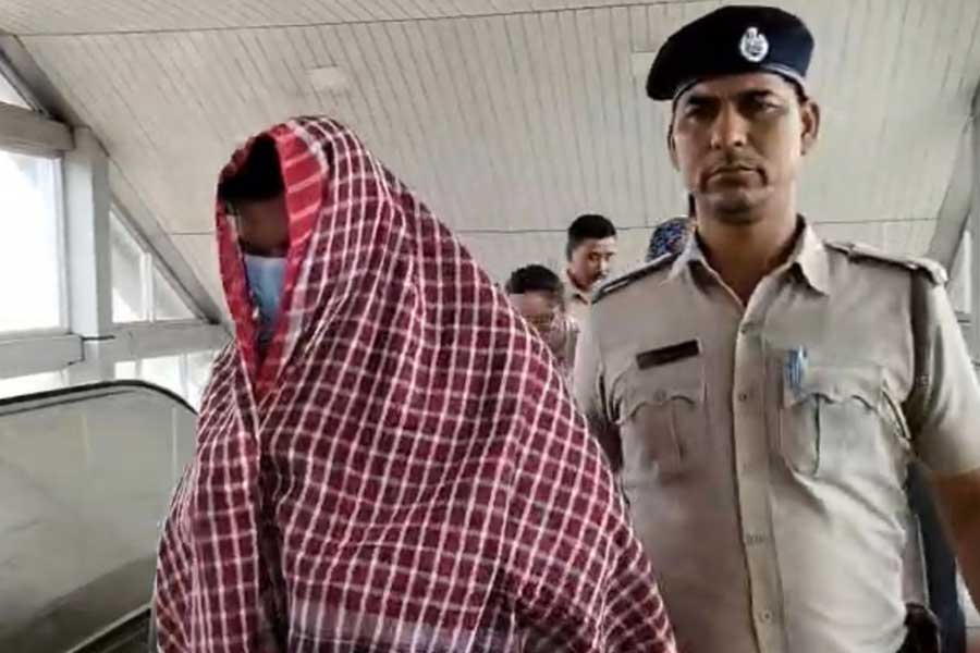চাকরি দেওয়ার টোপে ভিনরাজ্যে নারী পাচার! পুলিশি অভিযানে এনজেপি থেকে উদ্ধার ৫৬ যুবতী