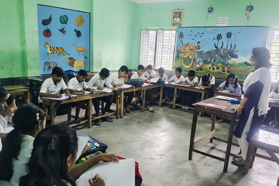 লাস্ট বেঞ্চের গ্লানি মুছে ক্লাসে সাম্যবাদ! দেগঙ্গার স্কুলে ‘নো মোর ব্যাক বেঞ্চার’ সিস্টেম