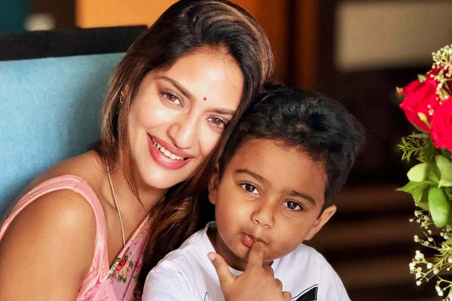 ৪ বছরে পড়ার আগেই পাক্কা ‘শেফ’ যশ-নুসরতের ছেলে! মায়ের জন্য রুটি বানিয়ে তাক লাগাল ঈশান