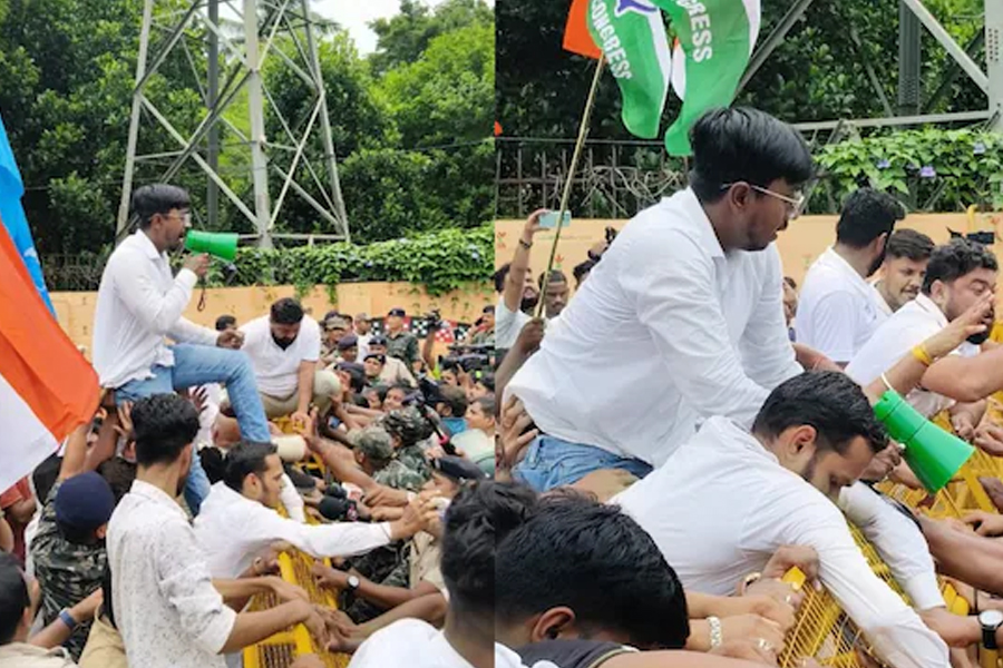 ওড়িশায় গায়ে আগুন দিয়ে ছাত্রীর মৃত্যু, শিক্ষামন্ত্রীর পদত্যাগ চেয়ে বন্‌ধের ডাক ৮ বিরোধীদের