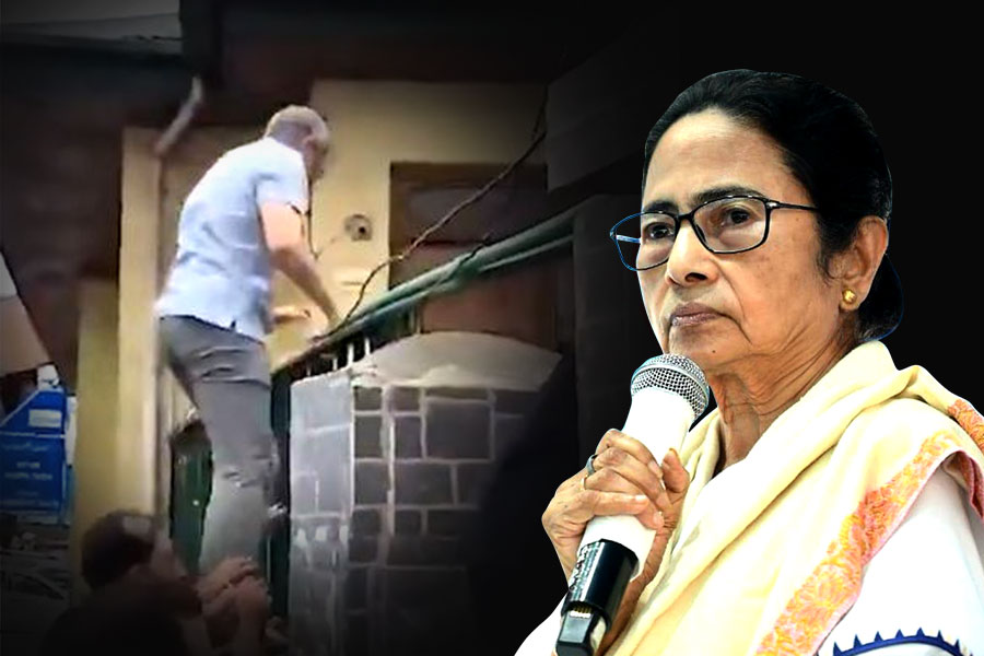 পাঁচিল টপকে শহিদদের শ্রদ্ধা ওমর আবদুল্লার! পুলিশি বাধার নিন্দায় সরব মমতা
