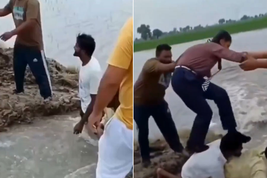 বৃষ্টিতে রাস্তায় ধস, ‘মানব সেতু’ গড়ে ৩৫ পড়ুয়াকে উদ্ধার দুই যুবকের, ধন্য ধন্য করছে নেটদুনিয়া