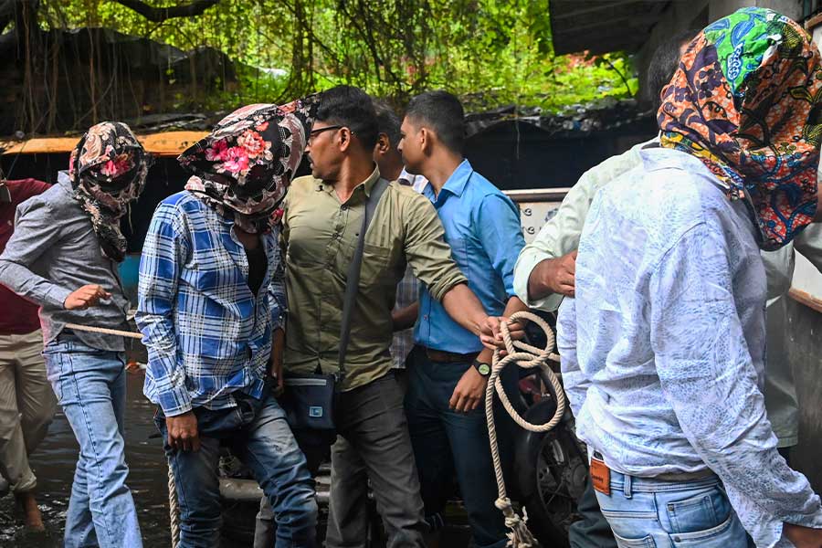 পরিচয়পত্র ছাড়াই ঘরভাড়া গ্যাংস্টার তৌসিফদের! আনন্দপুরের সেই গেস্ট হাউসের বিরুদ্ধে মামলা পুলিশের
