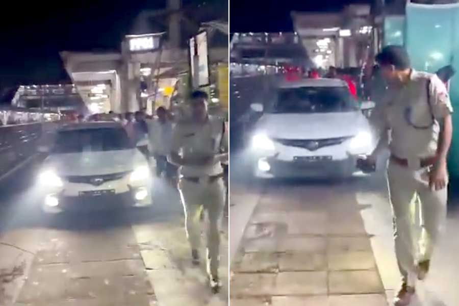 ঝগড়া করে বাড়ি ছেড়েছেন স্ত্রী! খুঁজতে গিয়ে প্ল্যাটফর্মে গাড়ি তুললেন স্বামী, তারপর…