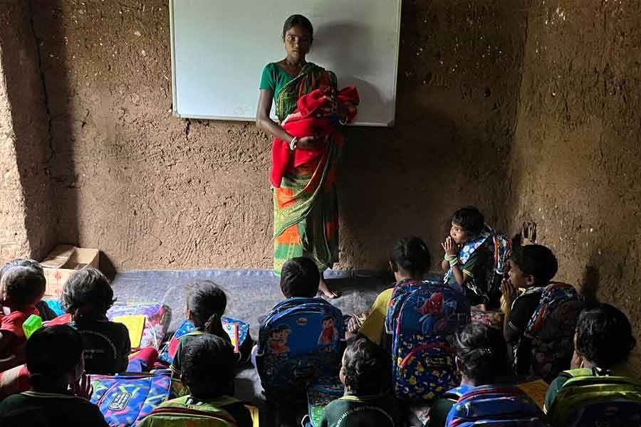 প্রাথমিক বিদ্যালয়ে কমছে পড়ুয়া, ‘অর্ধ সত্য’ বলে ভাইরাল মালতি! ভুল স্বীকার স্বামীর