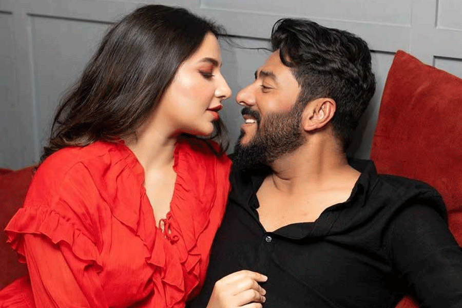 বৃষ্টিভেজা দিনে কাছাকাছি রাজ-শুভশ্রী, মিষ্টি ভিডিও মন কাড়ল নেটপাড়ার