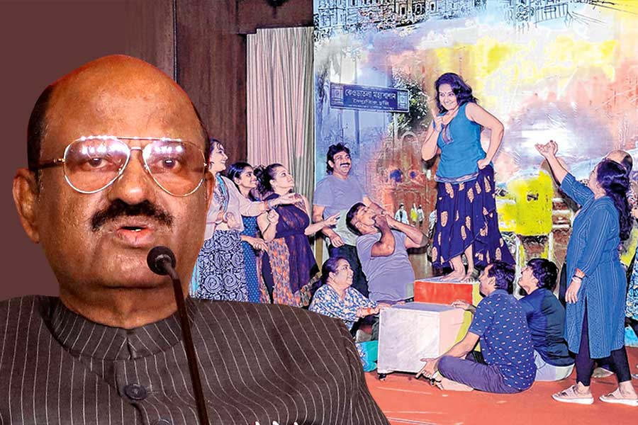 বোসের লেখা নাটকে উদ্দাম নৃত্য, বলিউডি হিন্দি গানে রাজভবনে ঐতিহ‌্য নষ্টের অভিযোগ