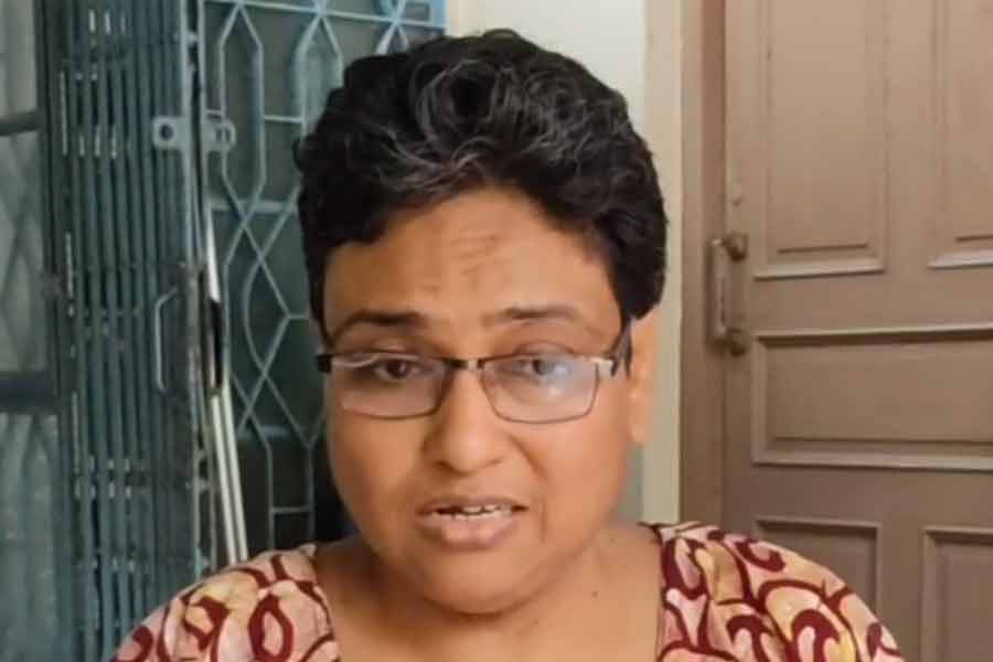 কুকুরকে খাওয়ানো নিয়ে বচসা, রানাঘাটে স্কুলে ঢুকে প্রধান শিক্ষিকাকে হুমকি! কাঠগড়ায় তৃণমূল নেতা