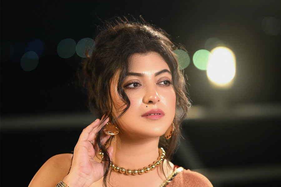 বেডরুমে ছড়ানো স্বামীর প্রেমিকার জিনিস, হাতেনাতে ‘পরকীয়া’ ধরে ফেললেন টেলি অভিনেত্রী রিয়া!