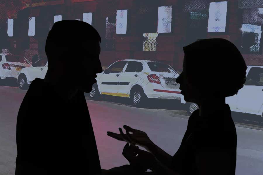 অতিরিক্ত ভাড়ায় না, সল্টলেকের রাস্তায় মহিলা যাত্রীকে রাস্তায় ফেলে লাথি, মারধর! গ্রেপ্তার ক্যাবচালক
