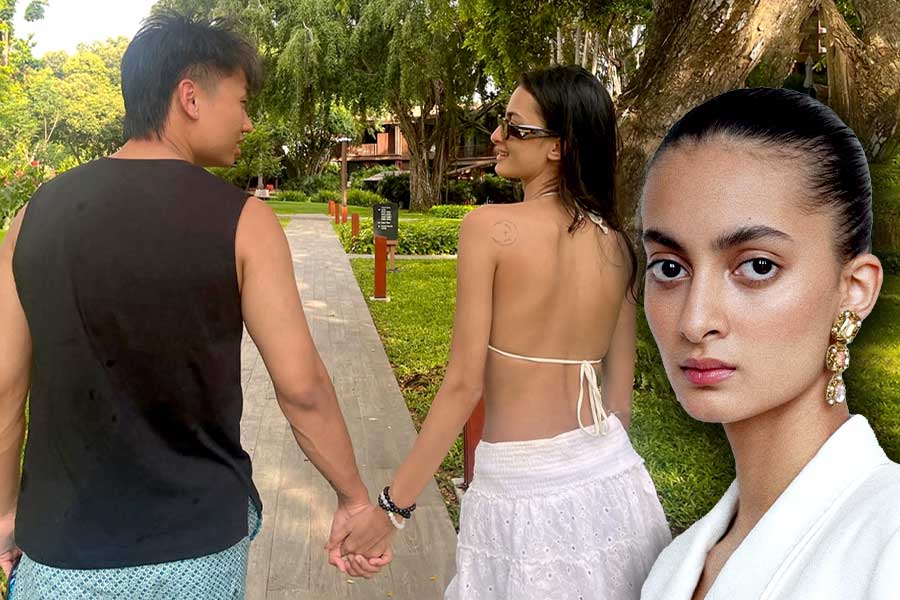 পুরুষ বন্ধুর হাতে হাত যিশুকন্যার, ‘সাহসী’ সারার ছবিতে ভালোবাসায় ভরালেন মা নীলাঞ্জনা